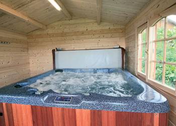 Bracken Log Cabin sleeps 2