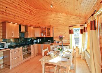 Bracken Log Cabin is in Glenfarg, Perthshire