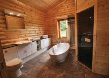 Ashknowe Log Cabin is in Glenfarg, Perthshire